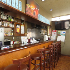 できたての湯気と、にぎやかな声が近くにあるカウンター席。どこか懐かしい町中華のような空気感で、目の前で鍋をふるう音もごちそうのひとつ。ひとり飲みや、気軽な一杯にもぴったりです。