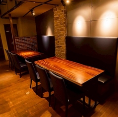 10名ほどでお座りいただけるテーブル席もご用意しています。席が分かれてしまうことなく、みんなでまとまってお座りいただけるので、グループ利用にはぴったり♪人気のお席ですので、特に週末は早目のご予約をおすすめします◎