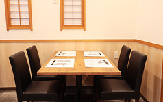 一階にございます4名様用テーブル席は、ご家族や親しいご友人とのカジュアルなお食事におすすめです。広々とした席で、本格的な和食とお寿司をゆったりと楽しめます。テーブル席は会話が弾む空間で、記念日のお祝いにも最適です。