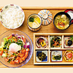 スプーンで食べるサーモンの温玉サラダ膳