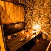 当店では、お客様にリラックスしてお寛ぎいただけるよう、全ての席をよりプライベートを確保できる個室・半個室のお部屋をご用意いたしております。川崎でのビジネスシーンや、誕生日、記念日、デート、女子会、合コンなど、様々なシチュエーションに最適な個室空間です。