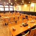 みんなで盛り上がるなら解放感のあるテーブル席へ！お料理を囲んで笑顔あふれる、にぎやかな時間をお楽しみください。