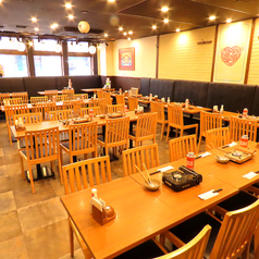 みんなで盛り上がるなら解放感のあるテーブル席へ！お料理を囲んで笑顔あふれる、にぎやかな時間をお楽しみください。