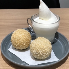 ごまだんご（2ケ）とソフトクリーム