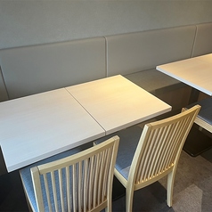 少人数様～団体様まで幅広く対応したお席を完備しております！お酒を飲みながら当店自慢の料理をお楽しみください！