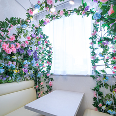 2名様まで利用可能な半個室席は、プライベート感があり、特別なデートや大切なお話をするのに最適な空間です◎