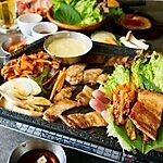 厳選したお肉を香ばしく焼き上げるサムギョプサル。新鮮な野菜と一緒に頬張る喜びは格別な体験です！