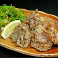 料理メニュー写真&nbsp;地鶏の黒コショウ焼/手羽先の唐揚げ