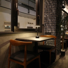 窓辺に配されたテーブル席は、柔らかな照明が心地よい空間を演出します。親しい方との語らいや、大切な方とのデートに最適な、心安らぐプライベート空間です。落ち着いた雰囲気の中、ゆっくりと美食の夜をお過ごしいただけます！