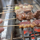 炭火焼きで仕上げる焼き鳥は、最低限の火入れで仕上げるので柔らかくジューシーな焼き鳥をお楽しみいただけます。外はカリッと、中はジューシーな逸品をご賞味ください。