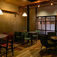 開放的な空間にテーブル席４席ございます。ご家族、ご友人とゆったりとしたお時間をお過ごしいただけます。※ネット予約不可