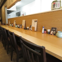 お仕事帰りの一杯や自分へのご褒美タイムに最適なカウンター席を8席ご用意しております。何気ない会話を楽しんだり、静かにお酒を嗜んだりと、自由なスタイルで過ごせるのが魅力です。お一人様でのご来店も大歓迎ですので、普段使いの行きつけとして、白子の夜をゆったりとお過ごしください。