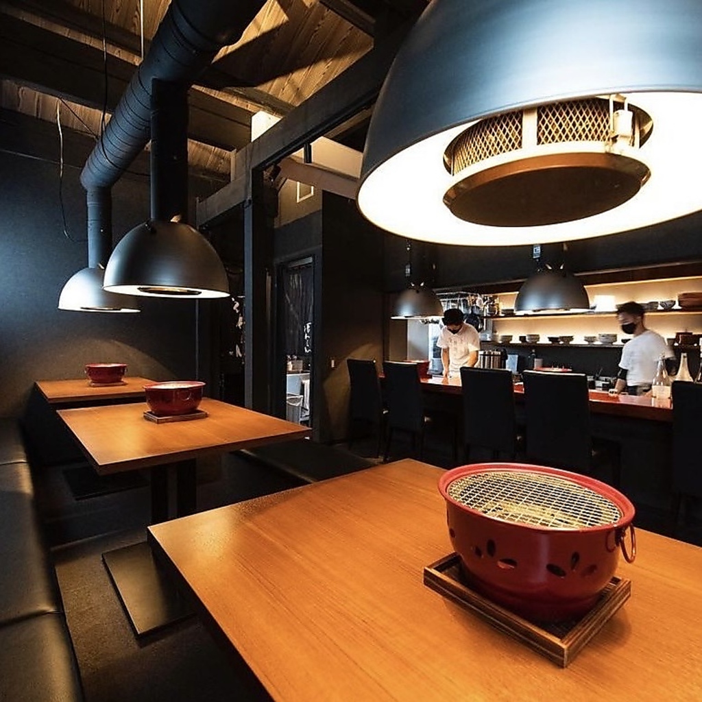 黒と木目を基調とした店内。落ち着いた店内になったおります。