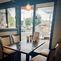 テーブル席（間仕切りあり）