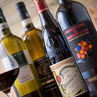 壁一面のワインセラーに並ぶ、ソムリエ厳選ワイン！