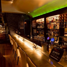 カウンター席は、落ち着いてお酒を傾けられる洗練されたしっとりとした雰囲気なのでデートに最適◎食事の後の語らいの場面で訪れれば、二人の距離もグッと縮まるかも♪ぜひ素敵な上田の夜を【エンパイア】で！