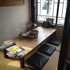 落ち着いた畳敷きのお座敷で、親しい方々と囲む焼肉は格別です。6名様までゆったり座れるお席は、三世代のご家族や、接待などにも最適な雰囲気を提供します。こだわり抜いた特製ダレが肉の旨味を一層引き立てます。