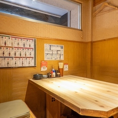 4名様までの完全個室席は2名様～ご利用頂けます。周りを気にせずお楽しみいただけ、少人数での宴会やデート利用などにもおすすめ。ごゆっくりお寛ぎください。お得なコースでのご予約も承ります。※お客様によってはお席が狭い可能性がございますので、その際はお気軽にお電話もしくはご来店いただいた際にご相談ください。