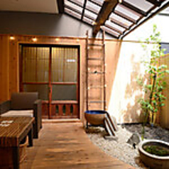 中庭席は風情のある空間です。木のぬくもりを感じながら当店自慢のかき氷をお楽しみください◎※ネット予約不可