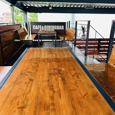 【テラス】当店最大のテーブル席です。余裕のある６人掛け。わんちゃん連れや、家族でのご利用に。