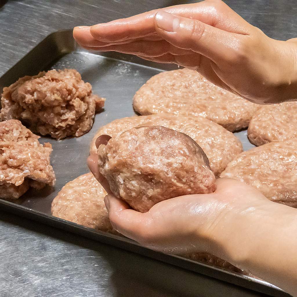 【料理のこだわり】お肉本来の旨味と脂を余す事無く包み込み、柔らかくジューシーに調理いたします！