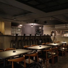 控えめな照明が落ち着きを演出するテーブル席は、穏やかな時間を過ごしたい夜にぴったりです。自慢の料理を心ゆくまでお召し上がりいただける、特別な夜のひとときをお過ごしください。