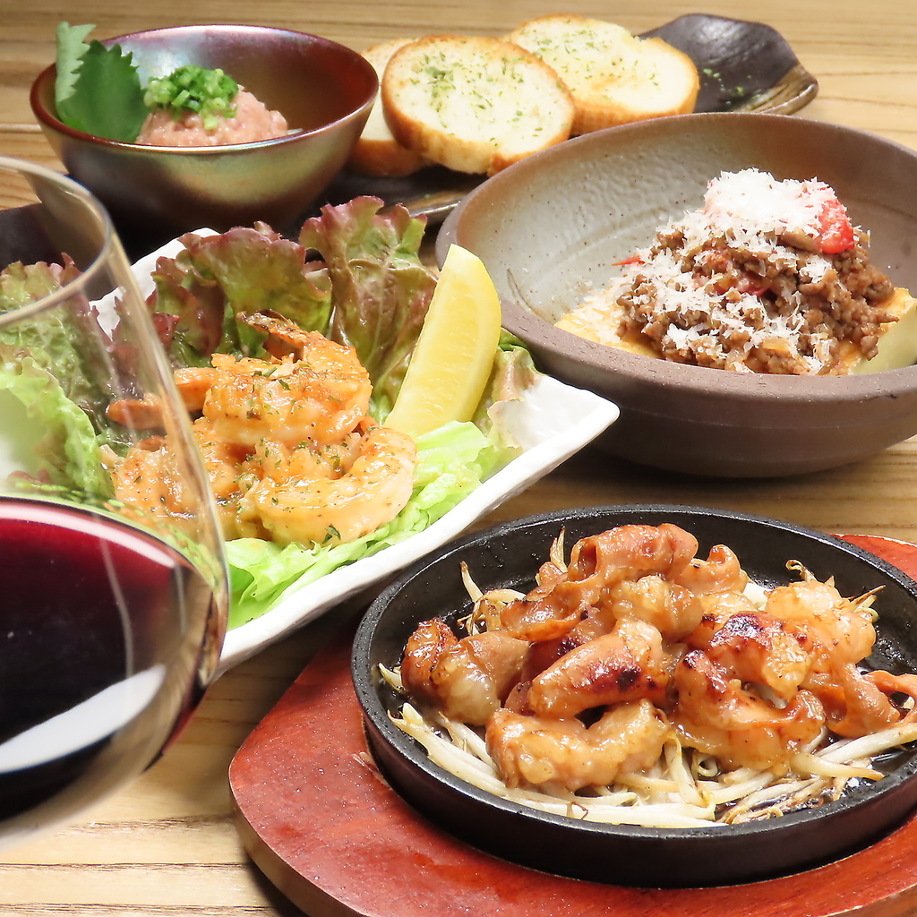 絶品牛ホルモンやぷりっぷりのエビマヨなど、お酒に合う鉄板料理メニューを豊富にご用意しています！