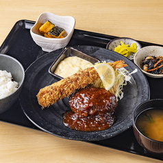 店長の気まぐれスペシャル　本マグロのミニハンバーグと特大エビフライ定食