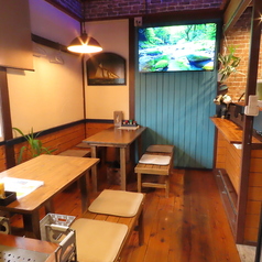 【テーブル席　4人掛け×2卓】2階席は便利に使えるテーブル席。お洒落なDIY空間で雰囲気も◎地元のご友人との時間にどうぞ。