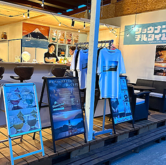 人通りの多いメイン通りに面したテラス席は、開放感たっぷりで出会いのチャンスも広がる人気スポット。賑やかな雰囲気の中で、自然なコミュニケーションが生まれる場所です。