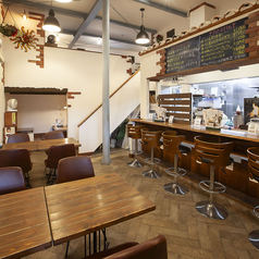 扉を開ければ、洋風で落ち着いたインテリアが広がるお洒落な空間。かわいらしい玄関の先には、ゆったり過ごせる2階席や小上がり席も完備しています。隠れ家のような雰囲気の中で、大切な人と特別な時間を心ゆくまでお過ごしください。