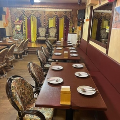 片側がベンチタイプのソファーシートになっているテーブル席は、お席の横幅を自由に使えるため、小さなお子様連れのご家族や、お荷物が多いグループのお客様に最適です◎テーブルとの距離を一定に保ちつつ、複数人でもゆとりを持って座れる設計となっており、ランチからディナーまで幅広いシーンで重宝するお席です♪