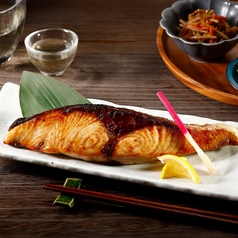 日々の仕入れに合わせて、お造りや焼き物に握りなど、各種ご用意しております。