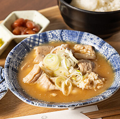 お昼も大満足！名物「すぐろのもつ煮定食」