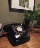 昔ながらの黒電話を使用しております。時々鳴り響く懐かしい黒電話の着信音もお楽しみください。