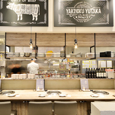 店内はオープンキッチンでシルバーとガラス張りの焼肉店とは思えないモダンなつくり