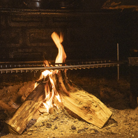 店内の暖炉で焼く「薪焼き」◎