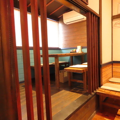 【小上がりテーブル席　4人掛け×1卓】2階席は便利に使えるテーブル席。家族とのお食事の場としてもぴったりなお席です。