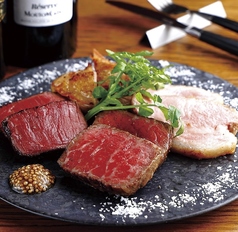 【当店の看板メニュー!】厳選肉のグリル盛り合わせ 4種 (約1-2人前/計200g)