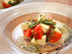 完熟トマトとモッツァレラチーズのカプレーゼ
