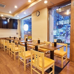 2枚様掛けのテーブル席を10卓ご用意いたしております。お仕事帰りのサク飲みやデートでのご利用に最適です。テーブル席は繋げる事も可能ですので、ご友人との飲み会などにも是非ご利用ください！