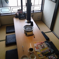 低いテーブルと座布団で、心も体もリラックス。上質な肉の食感と香りを楽しみながら、会話も弾みます。ご友人との食事や各種お祝い事など、様々な利用シーンに。熟練の職人による下処理で、お肉の鮮度と味わいを保っています。