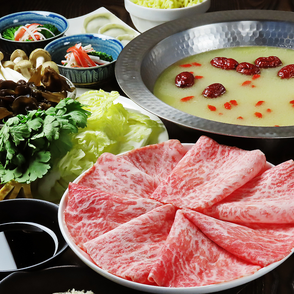 上質なA5和牛を使用した薬膳鍋です。お１人様からコースは注文可能です！