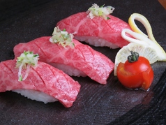 とろける旨さの極上一貫　牛トロ炙り寿しの写真