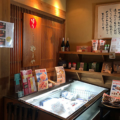 やまや自慢の「からし明太子」をはじめ、人気の逸品や九州の厳選銘柄など、ギフトやお土産にぴったりな商品を多数取り揃えております。お食事のあとはショッピングエリアへ。ご家庭での特別なひとときや大切な方への贈り物に、職人こだわりの極上の美味をぜひお持ち帰りください!