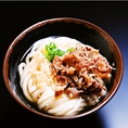 【肉うどん 小：550円(税込)/中：680円(税込)/大：810円(税込)】甘辛く煮込んだお肉が温かいかけつゆに浸る満腹うどん。