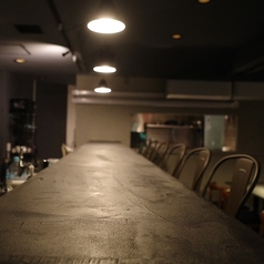 奥行きのある空間が広がるカウンター席からは、洗練された店内の全景が見渡せます。ゆったりとした座り心地で、至福の美食体験を心ゆくまでお楽しみください。特別な夜を演出するのにぴったりです♪