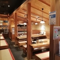 木目が美しく温かみのある広々としたテーブル席を完備しております。居心地の良い和の空間は、ご友人同士でのカジュアルな飲み会や、お仕事帰りの普段使い、少人数でのプライベートな会食など様々なシーンに最適。落ち着いた雰囲気の中で、お喋りを楽しみながら自慢の博多もつ鍋をゆったりとご堪能ください。