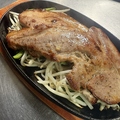 料理メニュー写真&nbsp;ボリューム満点！熱々ジューシーお肉の鉄板焼き