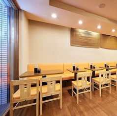 4名様掛けのテーブル席を2席ご用意いたしております。会社の歓送迎会やイベントの打ち上げ、女子会などの各種ご宴会に最適です。明るい店内でワイワイとご宴会をお楽しみください♪